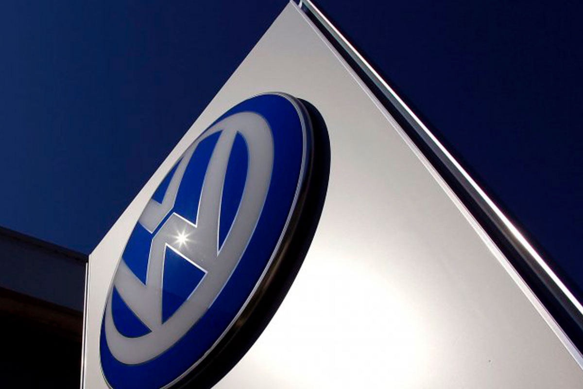 Ordenan a Volkswagen revisar 2,4 millones de autos trucados