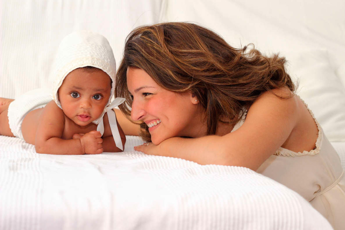 Adopción y maternidad gozan de la misma protección legal