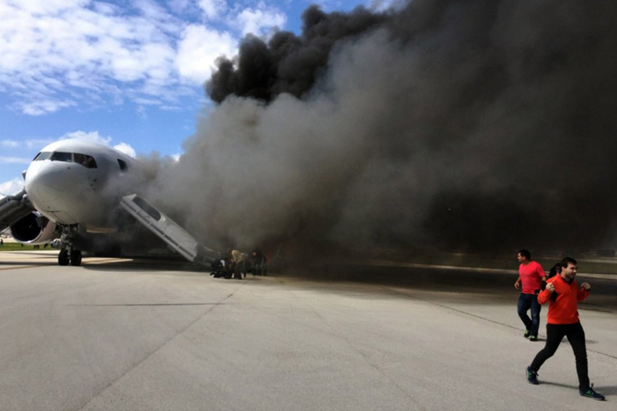Varios heridos al incendiarse avión en aeropuerto de Florida