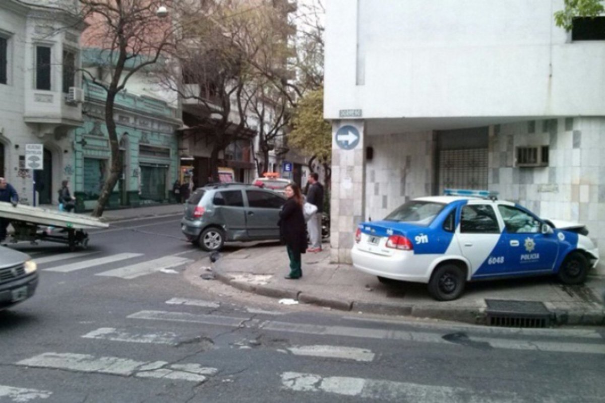 Un automóvil y un patrullero chocaron contra un edificio