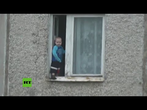 ¿Y los padres?: un niño ruso juega en la ventana del 8º piso