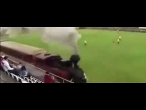 Tren pasó por una cancha de fútbol en pleno partido ¡Tremendo!