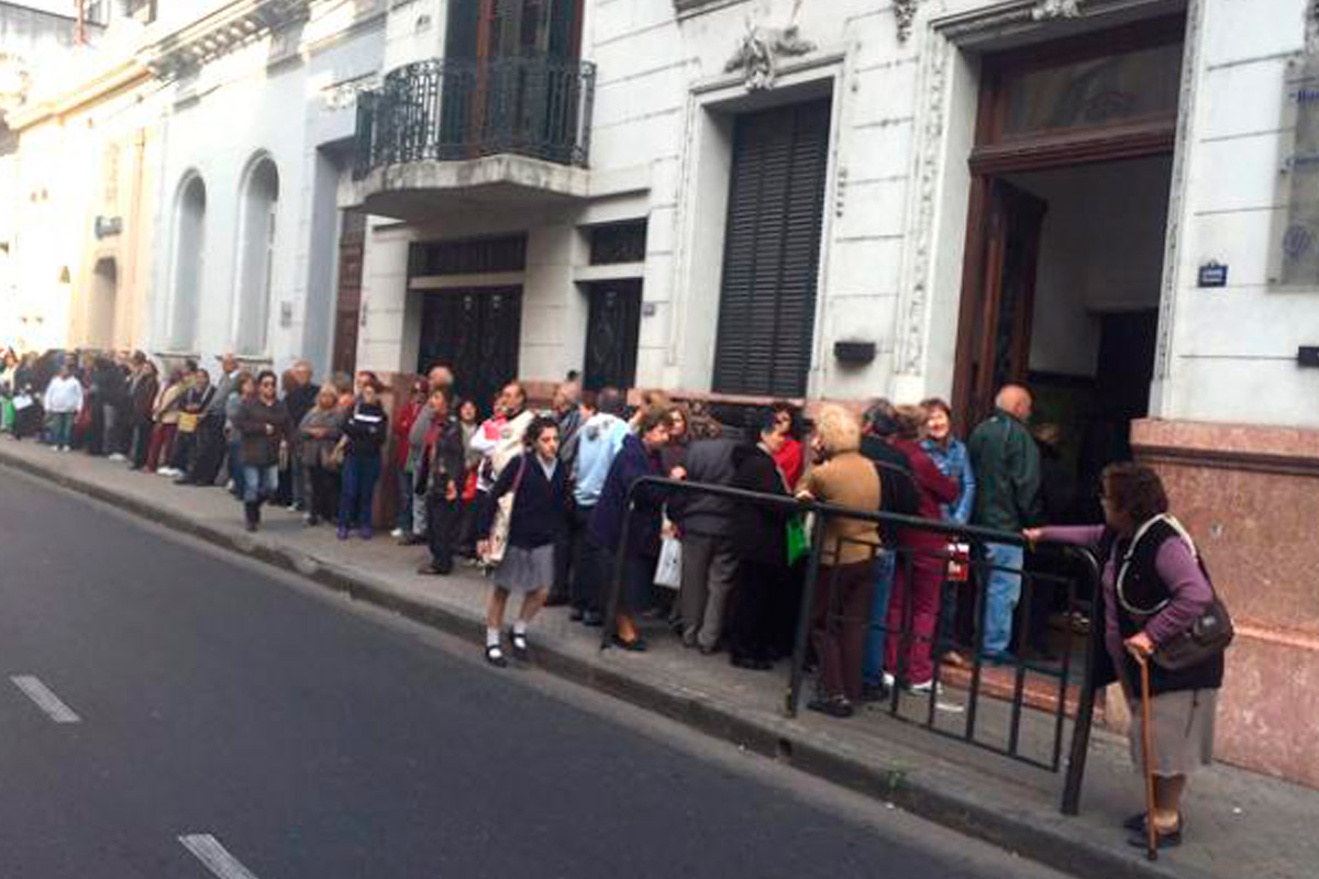Cientos de personas esperan un turno en el Rosendo García