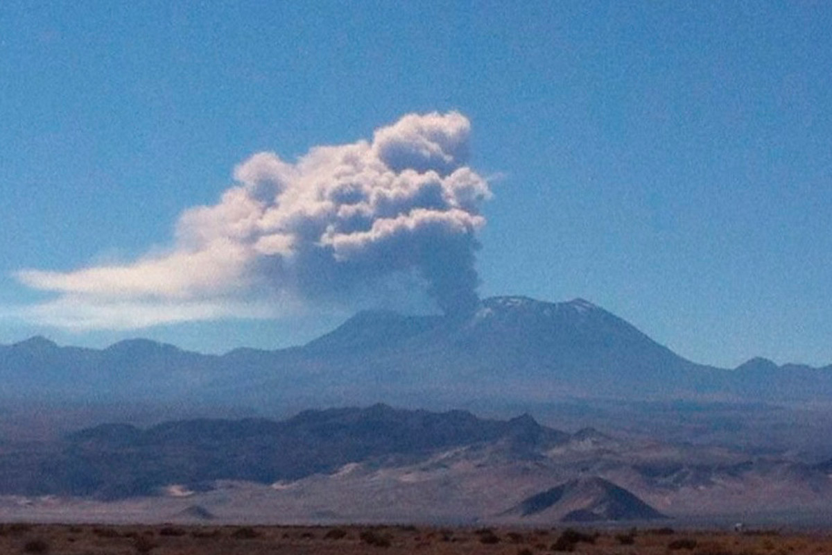 Chile decretó alerta amarilla por actividad de un volcán