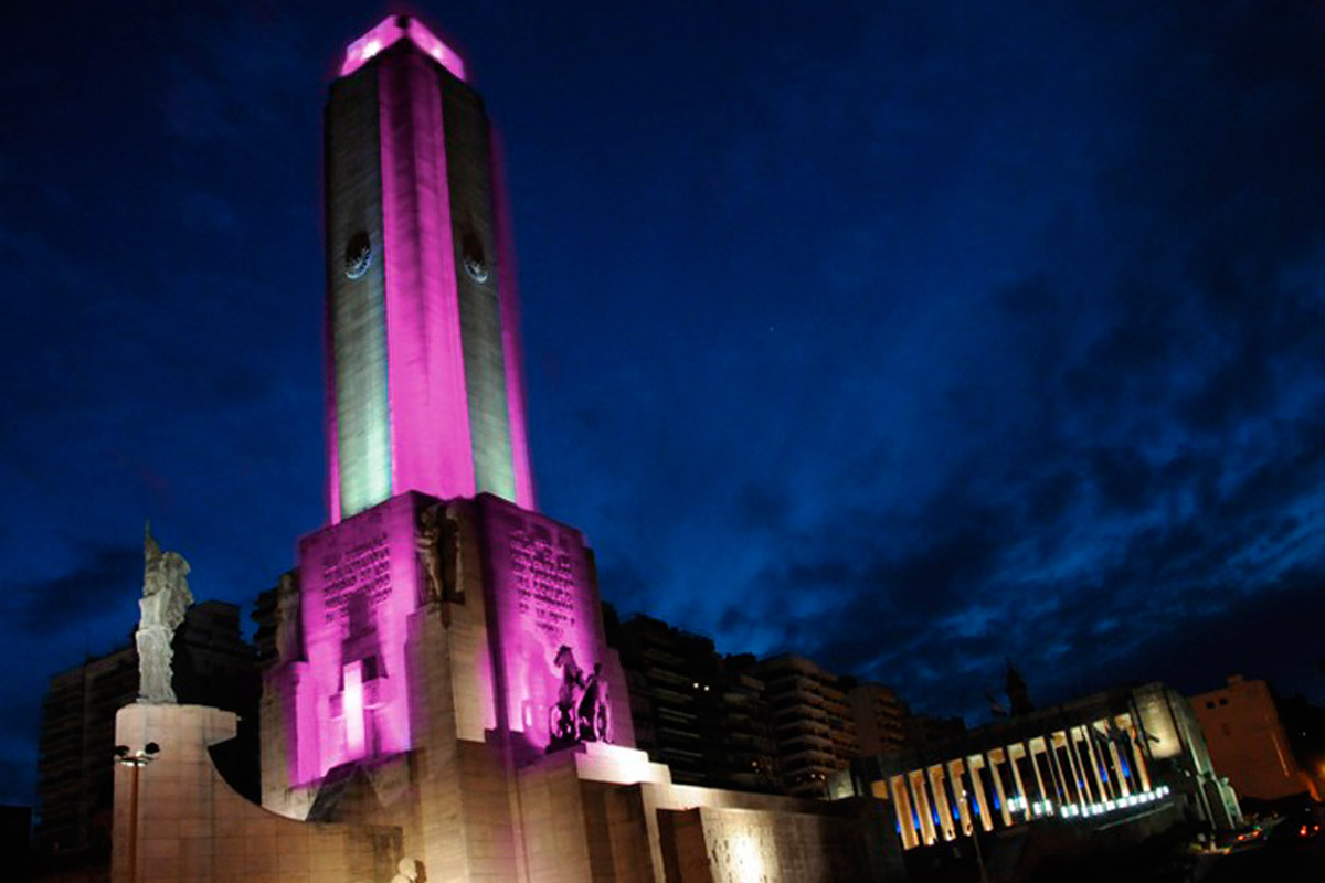 El Monumento se viste de rosa contra el cáncer de mama