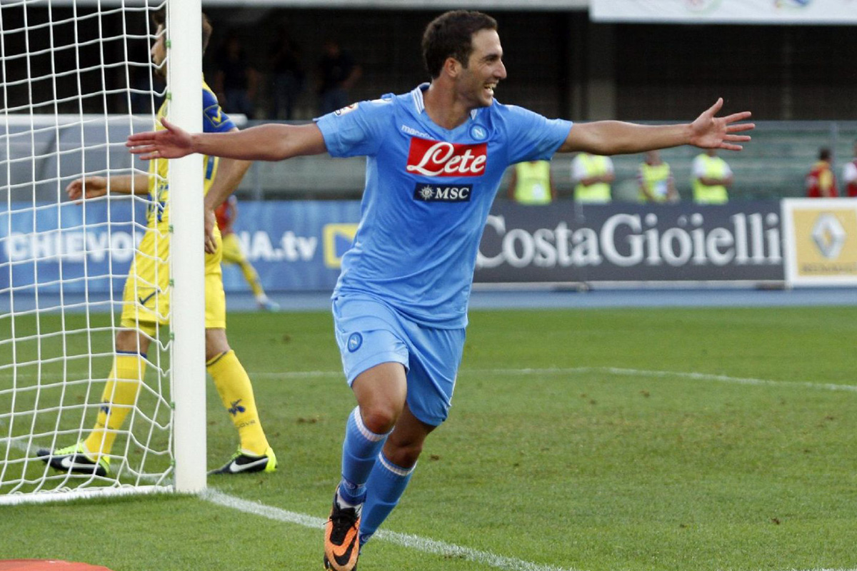 Higuaín anotó dos goles y Napoli es líder en Italia