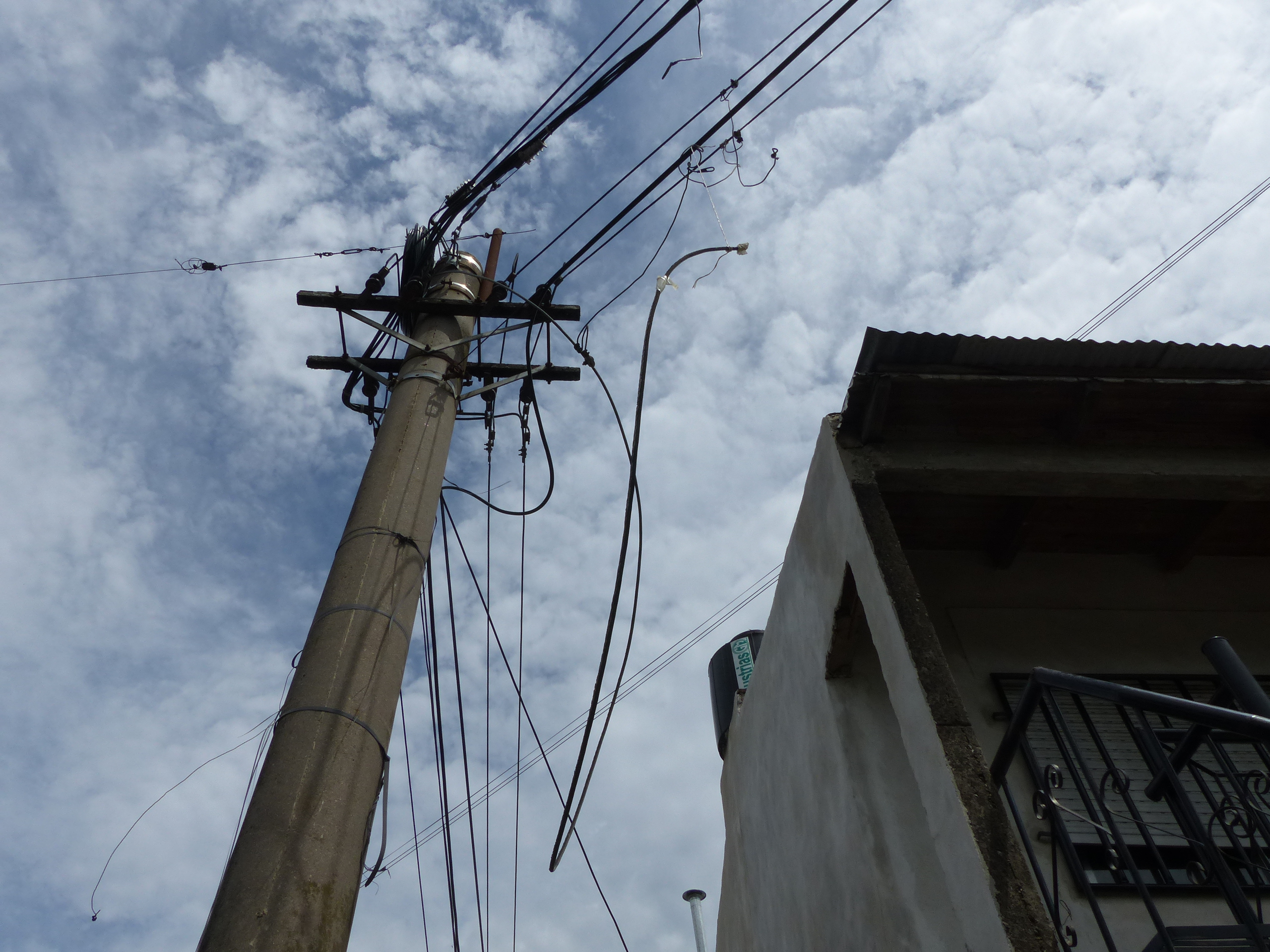 Vecinos denuncian cableado eléctrico en mal estado