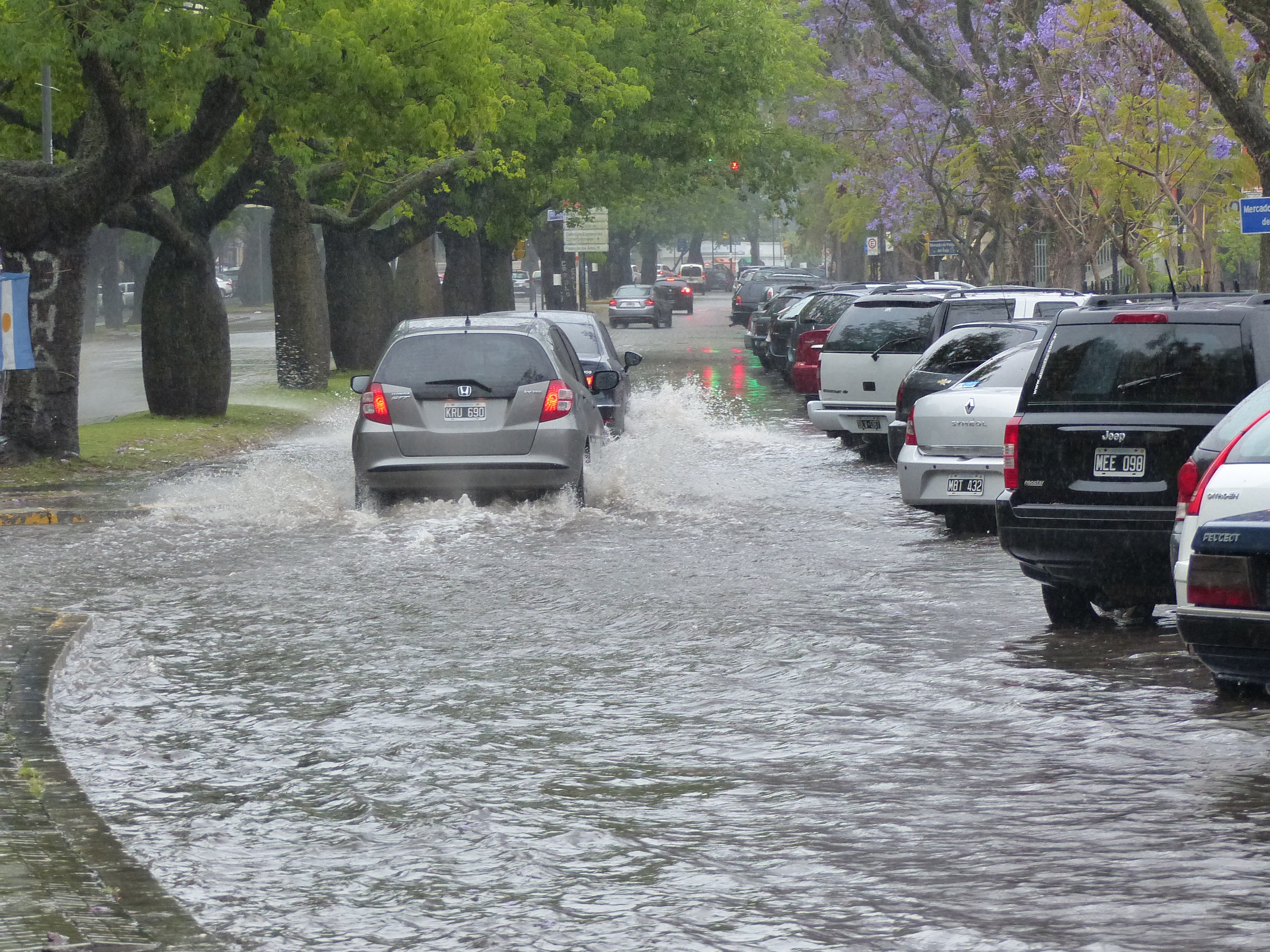 Otra vez: calles anegadas en Rosario por la tormenta