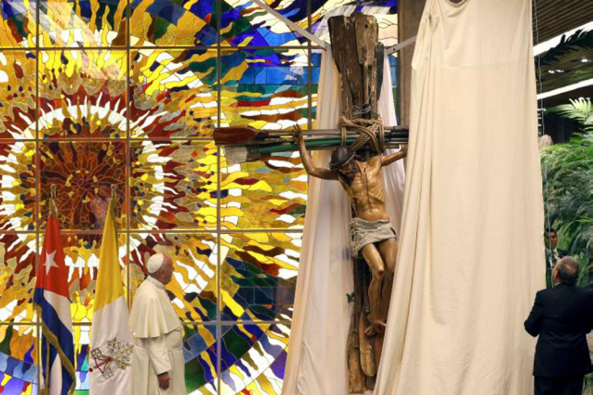 El Papa donó el crucifijo que le regaló Raúl Castro
