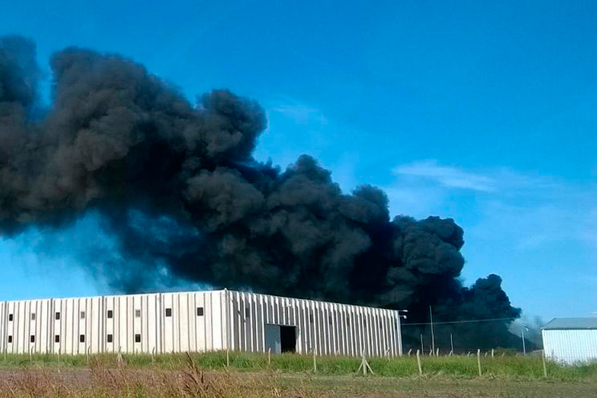 Roldán: sofocaron las llamas de la fábrica incendiada