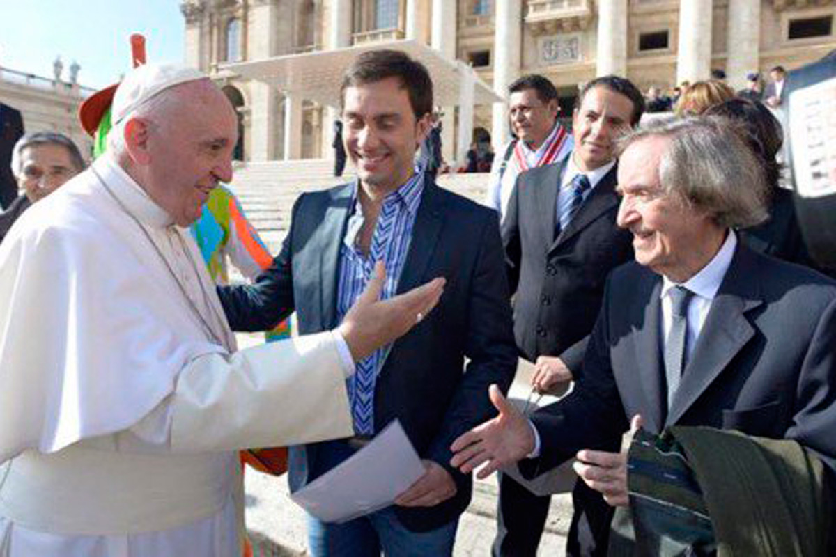 El abrazo de la risa: el Papa junto a Carlitos Balá