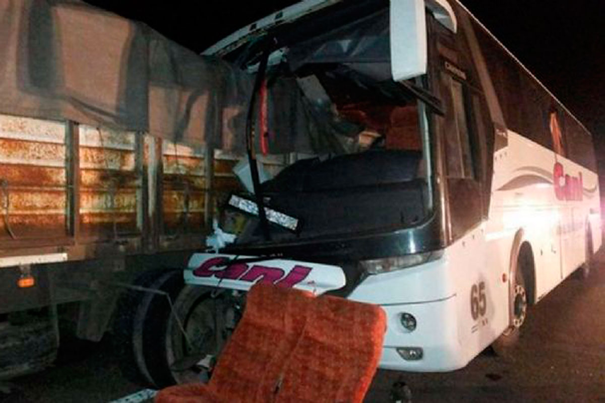 Chocaron camión y colectivo: hay al menos 37 heridos