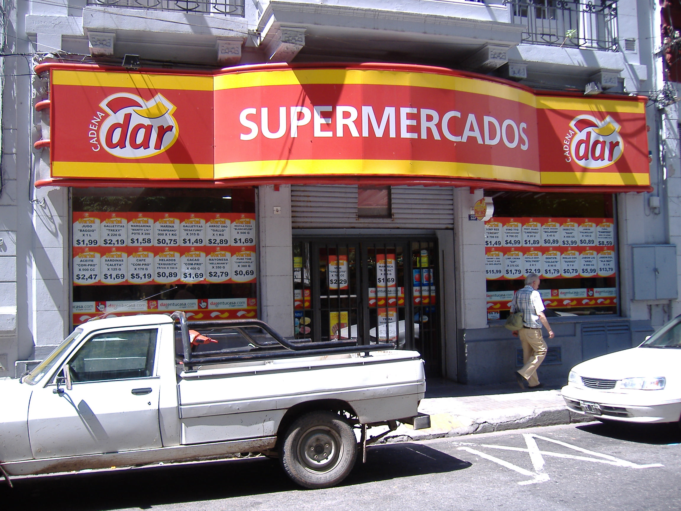 Roban más de 100 mil pesos de un supermercado céntrico