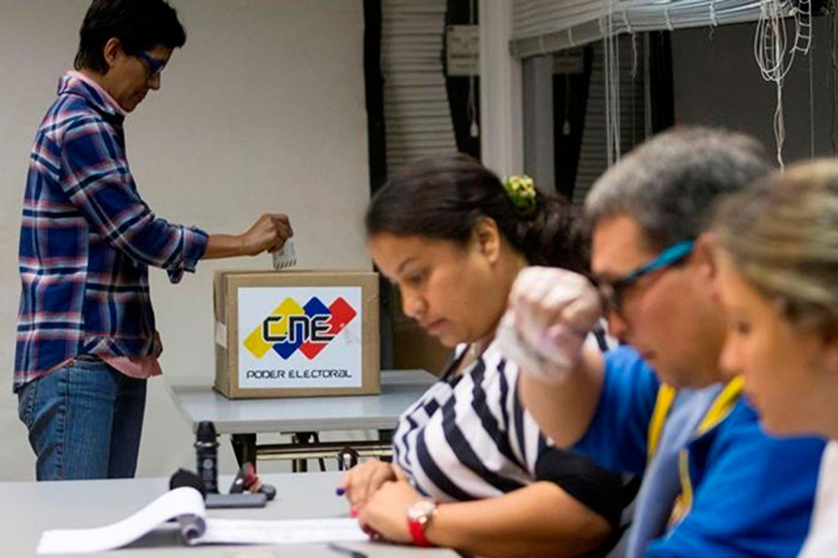 Venezolanos se movilizan para elegir diputados nacionales