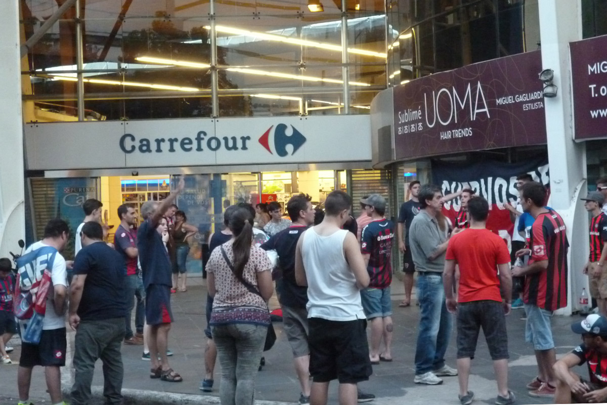 Hinchas de San Lorenzo protestaron frente al Carrefour