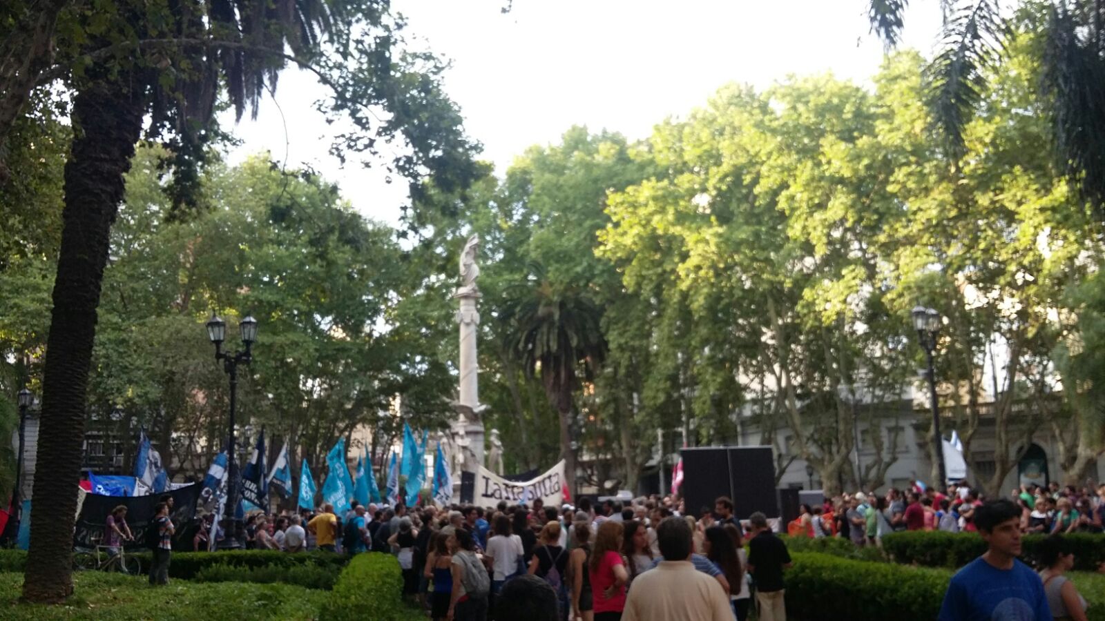 Marcharon en Rosario en defensa de la Ley de Medios