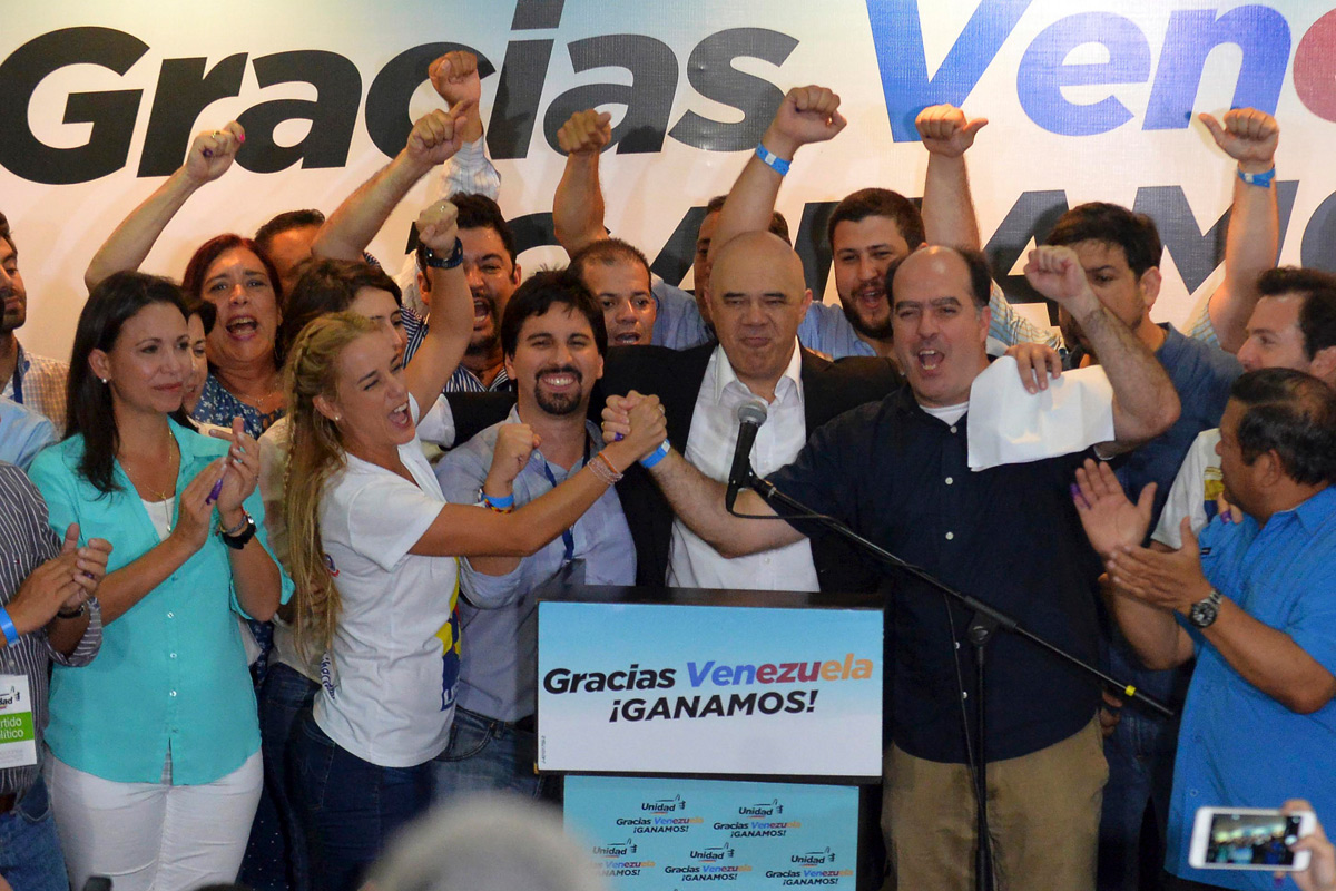 Oposición venezolana duplica al oficialismo en diputados