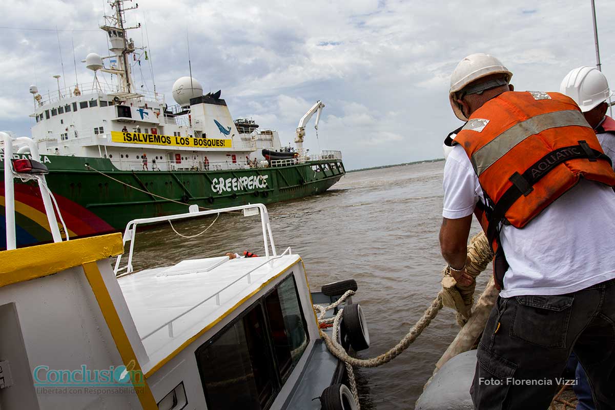 El barco de Greenpeace está ya en el puerto de Rosario