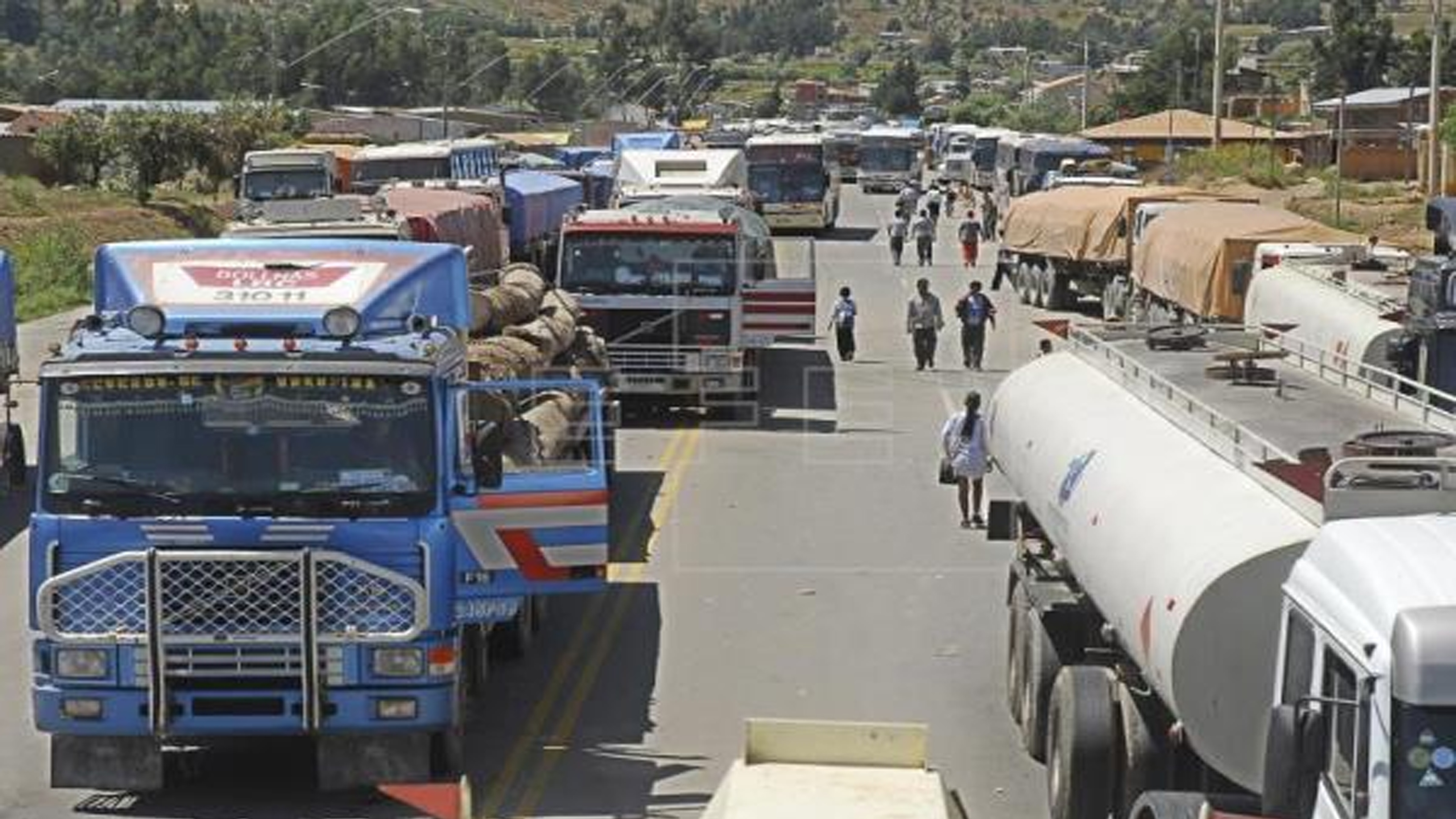 Camioneros en Bolivia cortan la ruta con Argentina