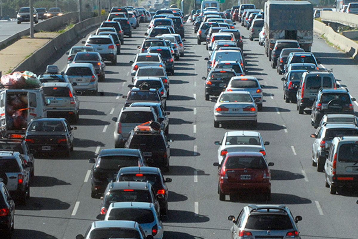 Miles de automóviles se dirigen a la Costa Atlánica