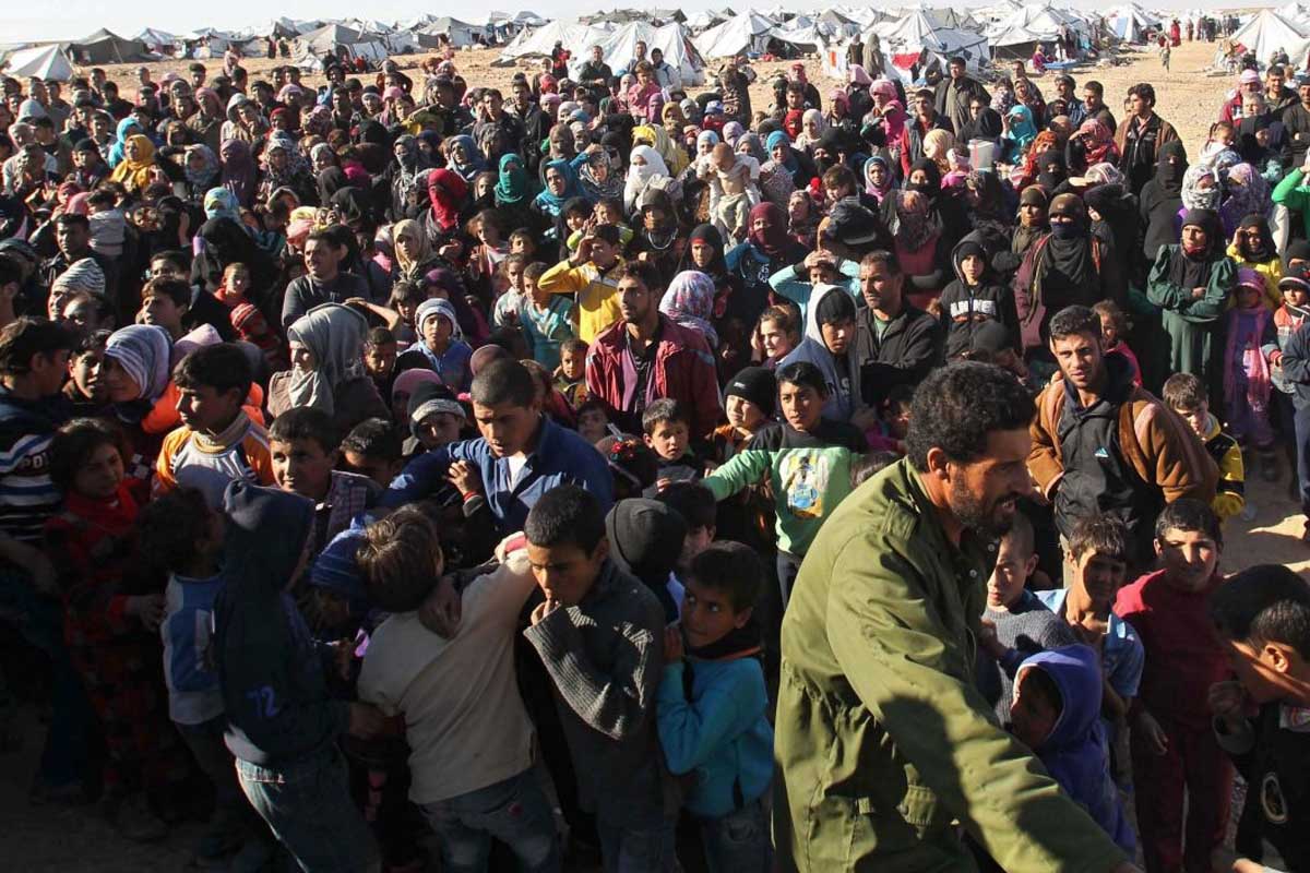 Más de 30 mil sirios esperan apertura en la frontera turca