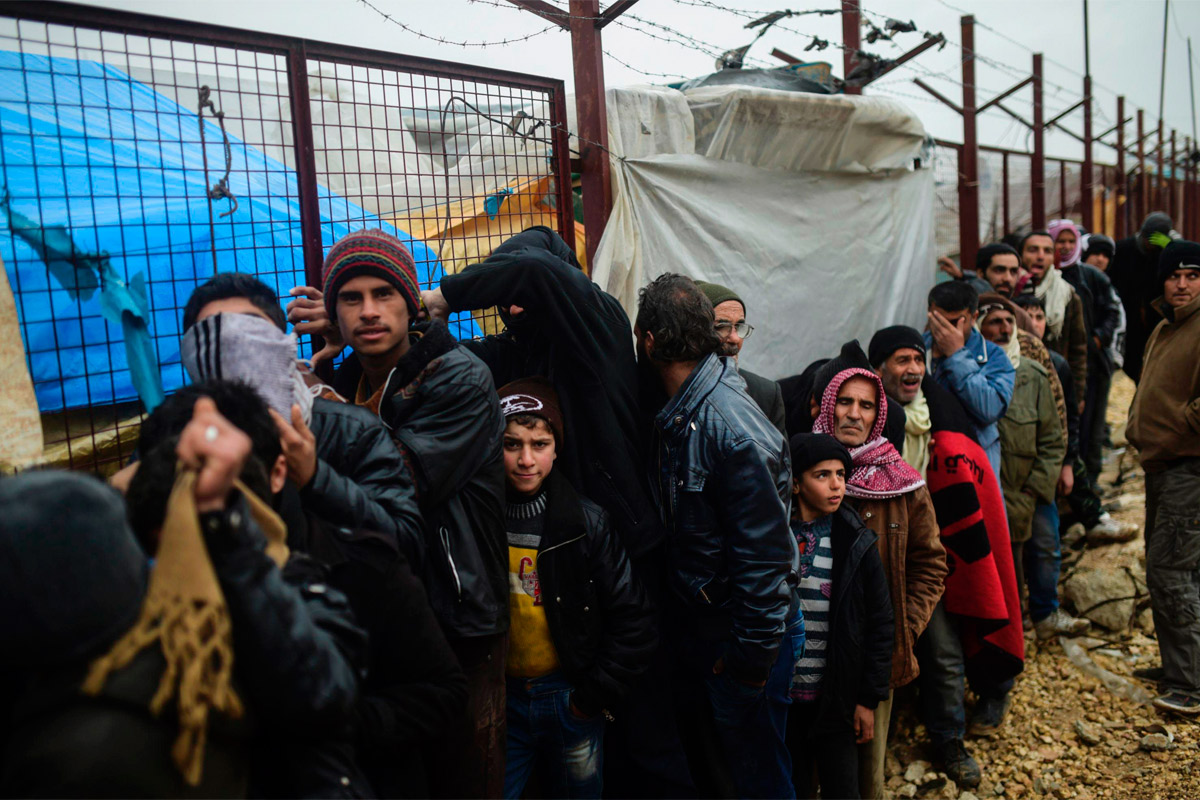 Sirios esperan bajo lluvia que Turquía abra su frontera