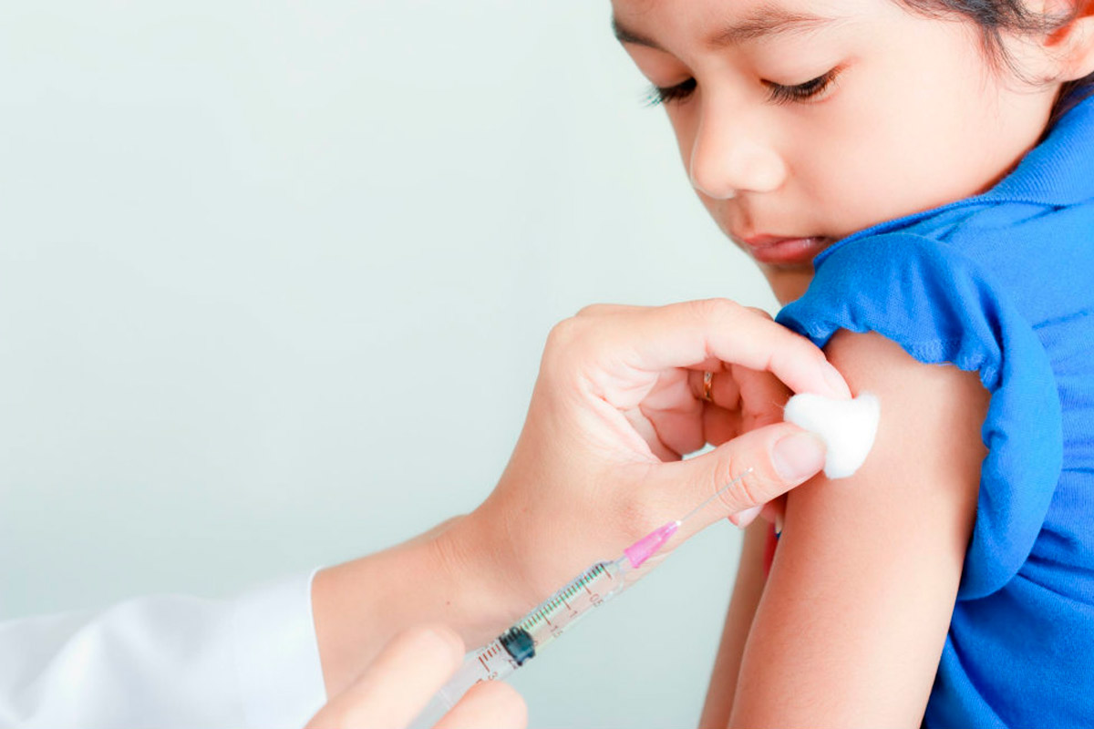 A clases con vacunas, control médico y bucodental