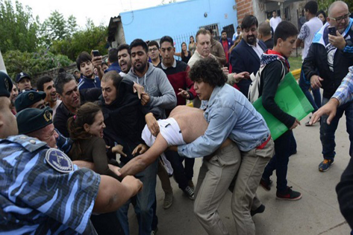 Abuchean y le tiran huevos al presidente Macri en Merlo