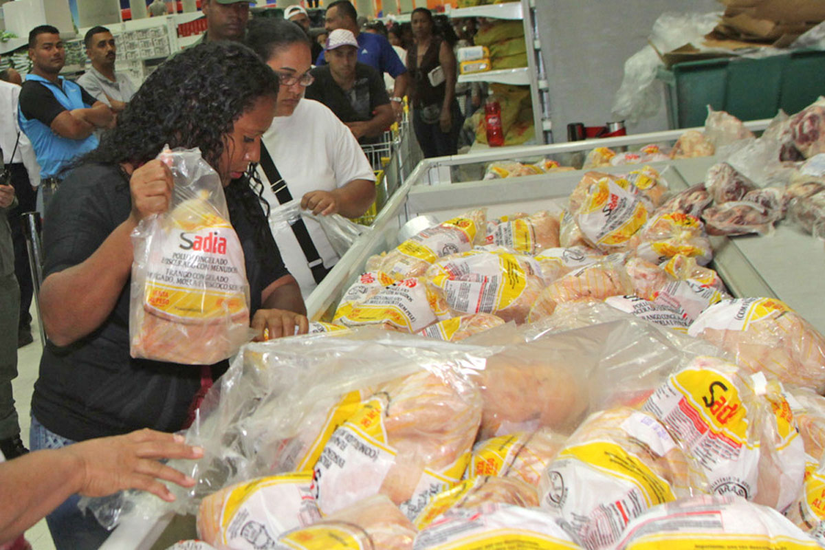 Detuvieron a supermercadistas en Venezuela por tirar pollos