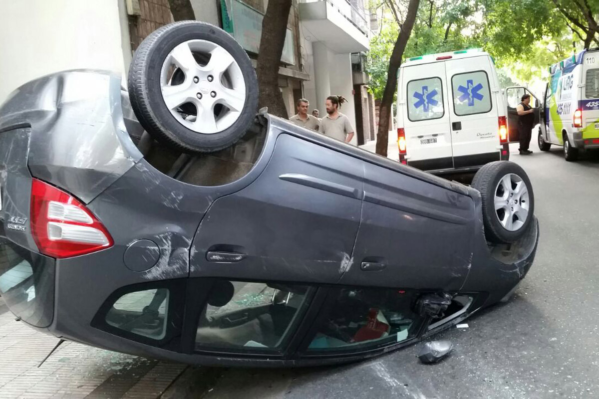 Impresionante: hombre quedó atrapado al volcar su auto