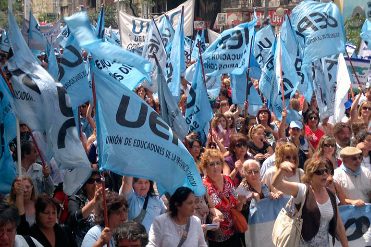 Córdoba: aprobaron incremento salarial del 32,7 % a docentes