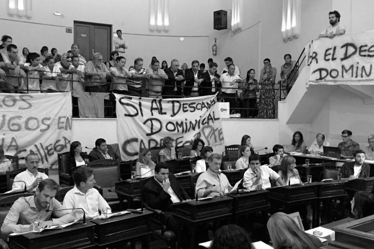 Concejales sesionan para tratar el Descanso Dominical