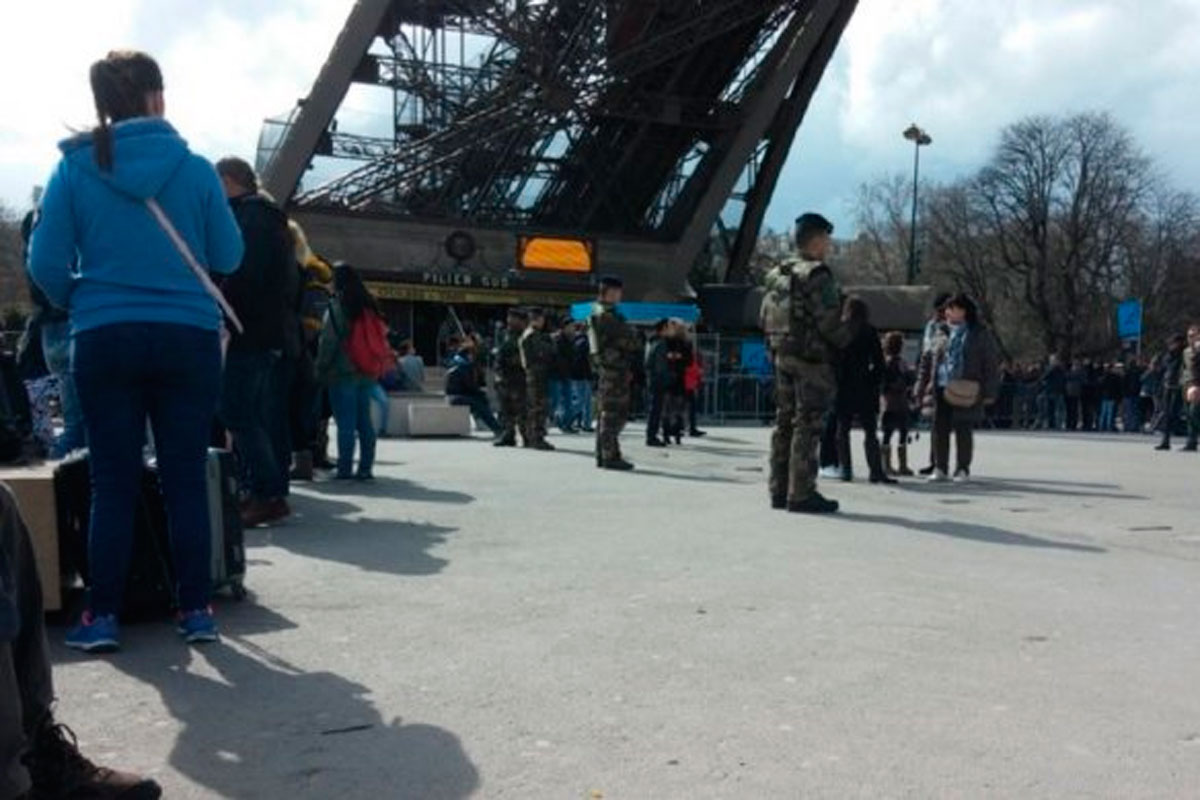 Francia: evacúan la Torre Eiffel por miedo a atentado