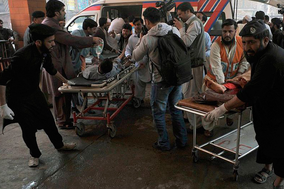 Trece muertos en Pakistán tras el ataque de un kamikaze
