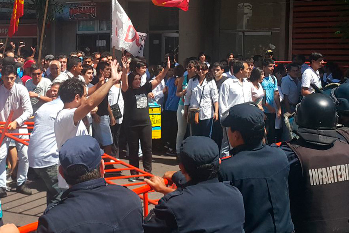 Reprimen marcha de docentes en Santiago del Estero