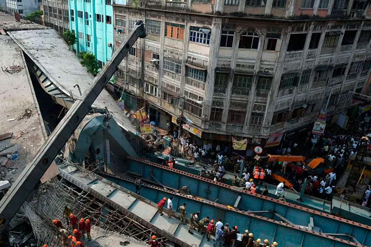 Elevan a 26 los muertos por derrumbe de obra en Calcuta