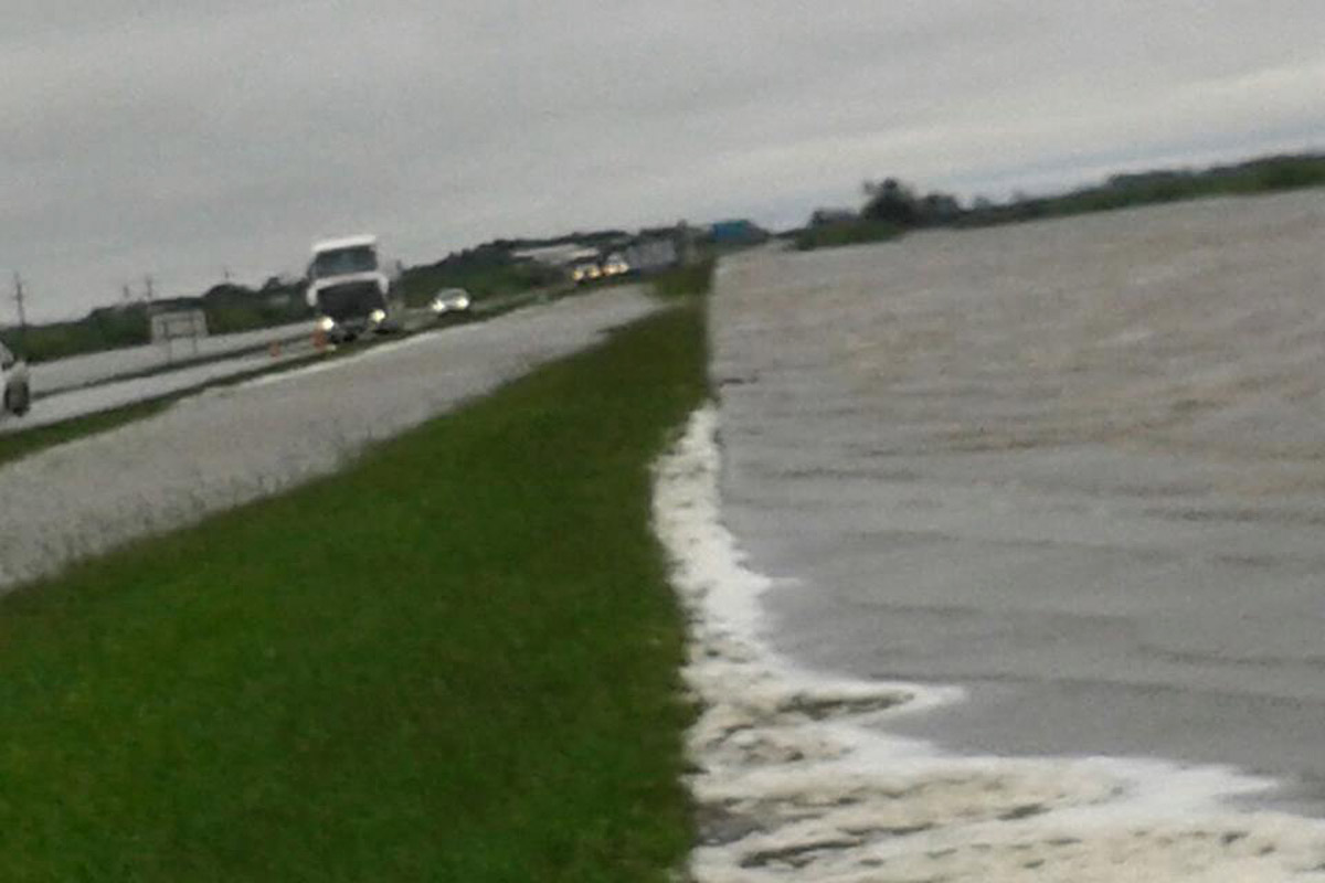 Cortan Autopista Rosario-Santa Fe por agua sobre calzada