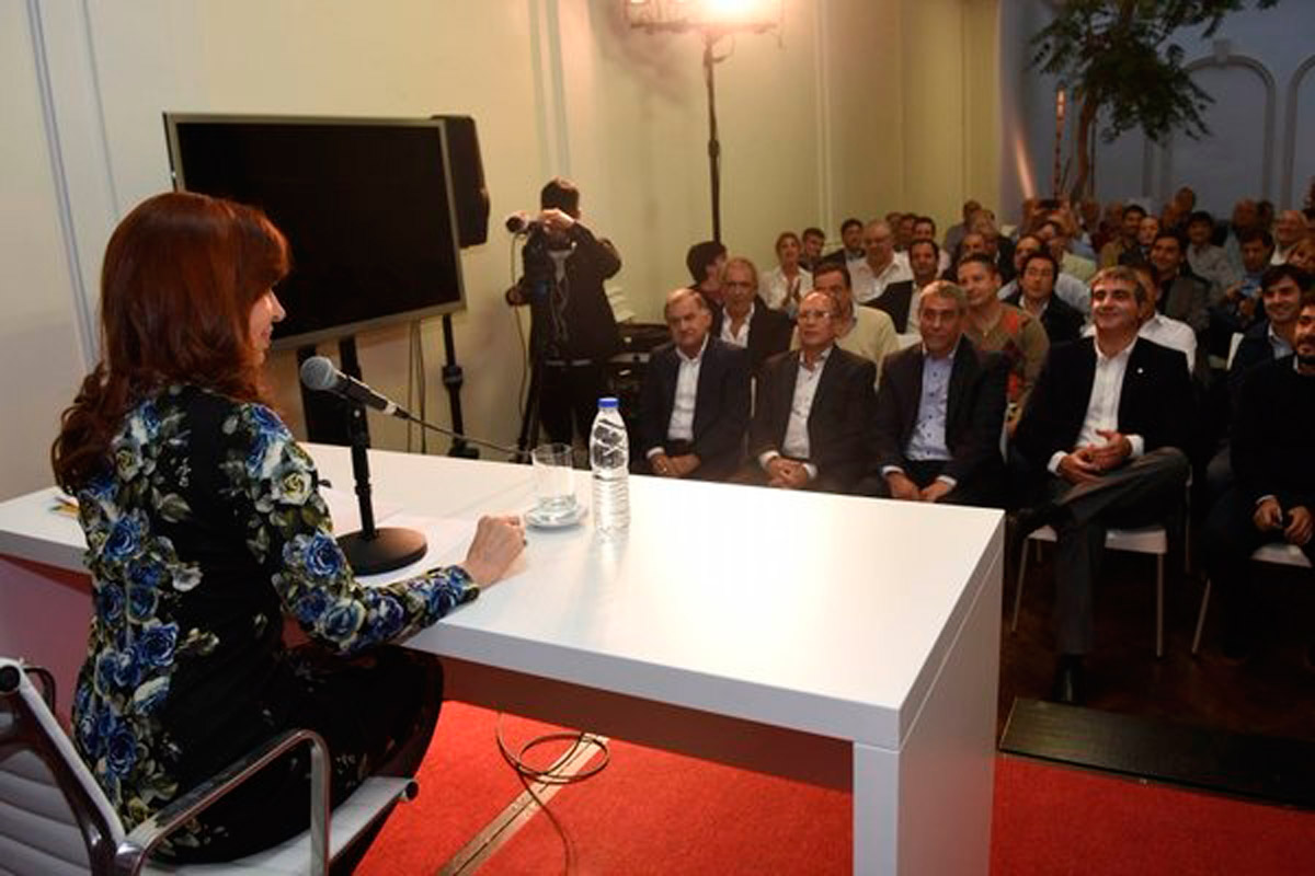 Cristina Kirchner sigue con reuniones y vuelve a la carga contra Macri