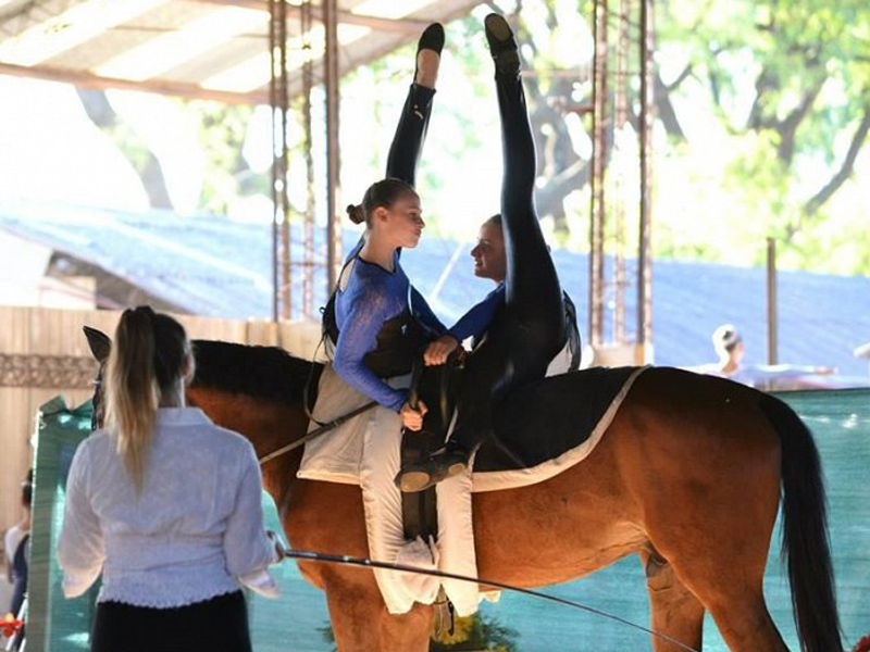 Volteo: el deporte que combina la gimnasia artística con la equitación