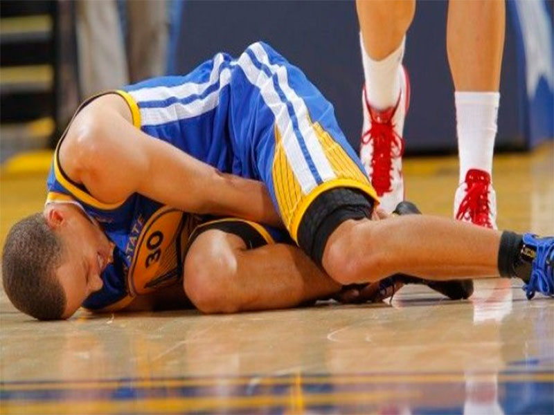 Curry, la estrella de la NBA, sufre esguince y quedó out dos semanas