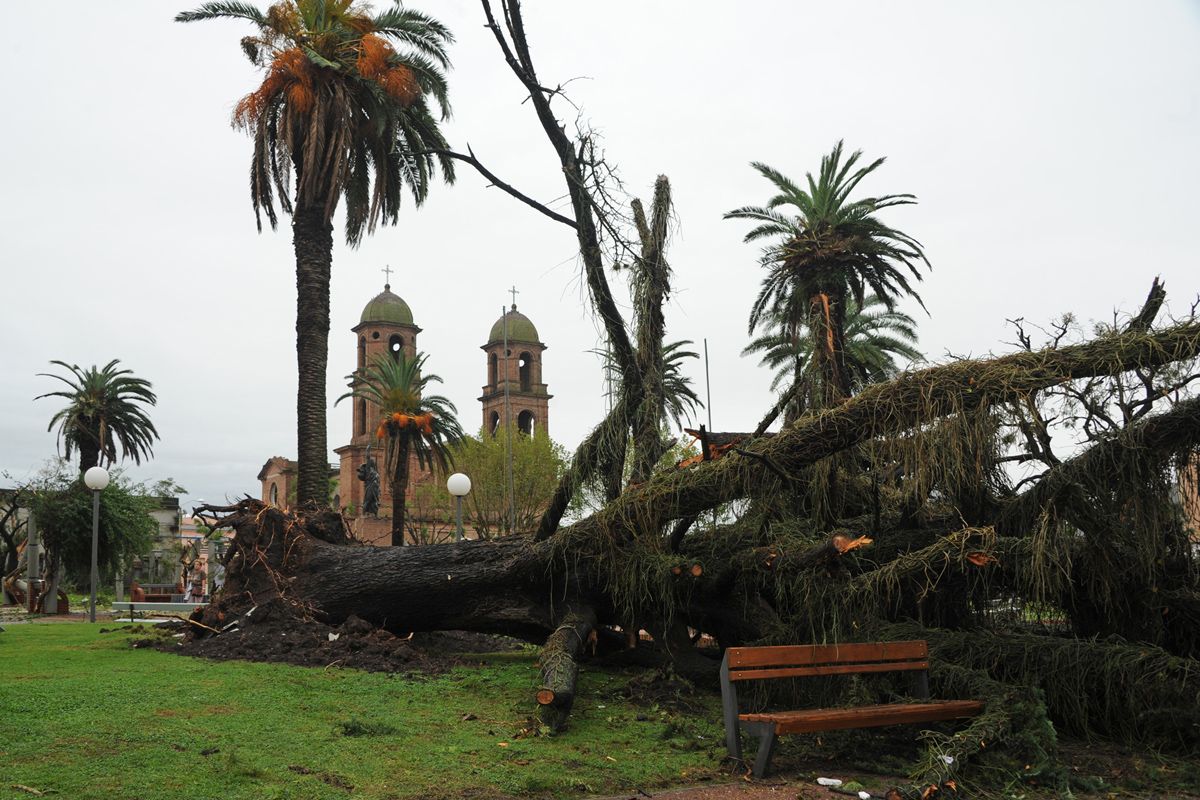 Temporal en Uruguay: 9 muertos y 10.000 evacuados