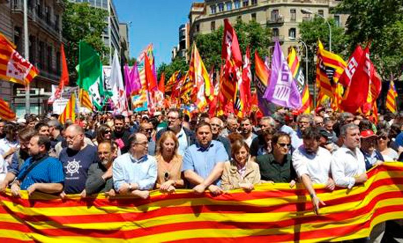 Miles de manifestantes en Barcelona contra suspensión de derechos en Cataluña