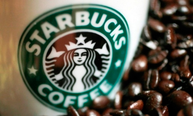 Clienta demanda a Starbucks por 5 millones de dólares