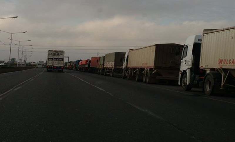 Decenas de camiones generaron congestión en Circunvalación