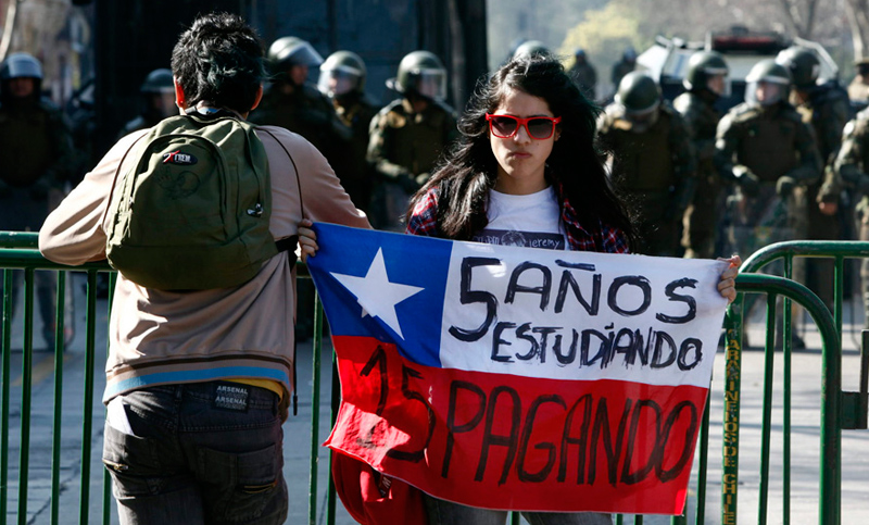 Estudiantes chilenos marchan por una mejor educación