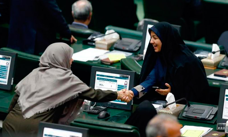 Irán inaugura un nuevo Parlamento con mayor presencia de reformistas y de mujeres