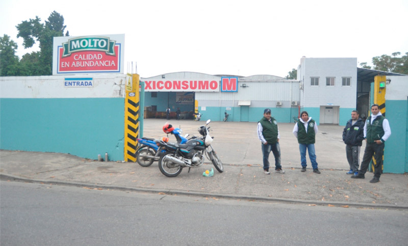 Camioneros cortan ingresos en la empresa Maxiconsumo