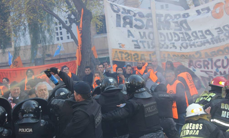 Reprimen a trabajadores y legisladores en una marcha frente a Casa de Gobierno