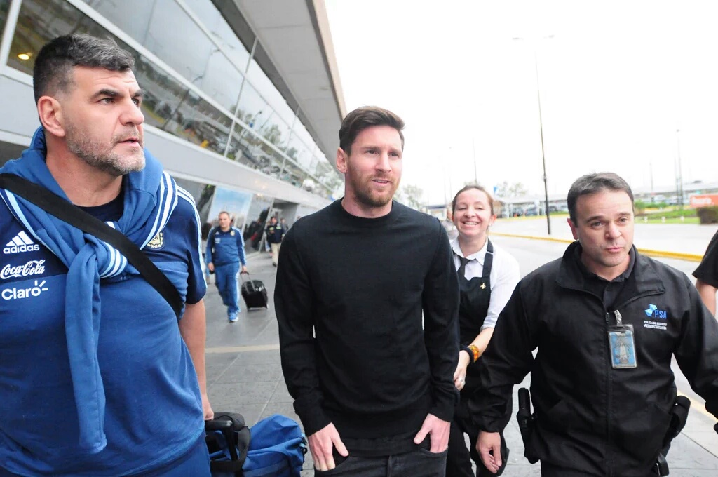 Messi llegó a Rosario y mañana vuela a Barcelona