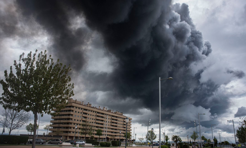 Mil evacuados en España por nube tóxica